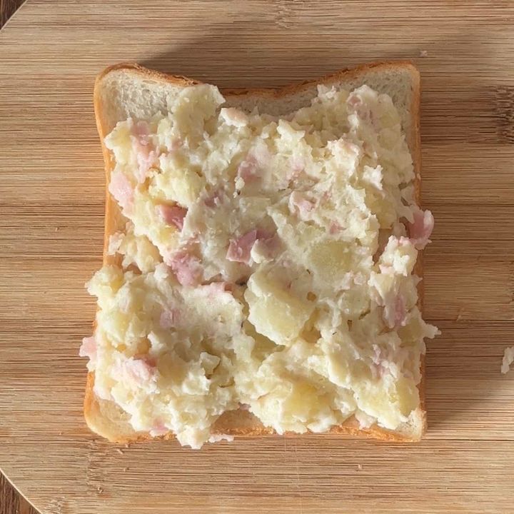 チーズあふれるベーコンポテトサンド