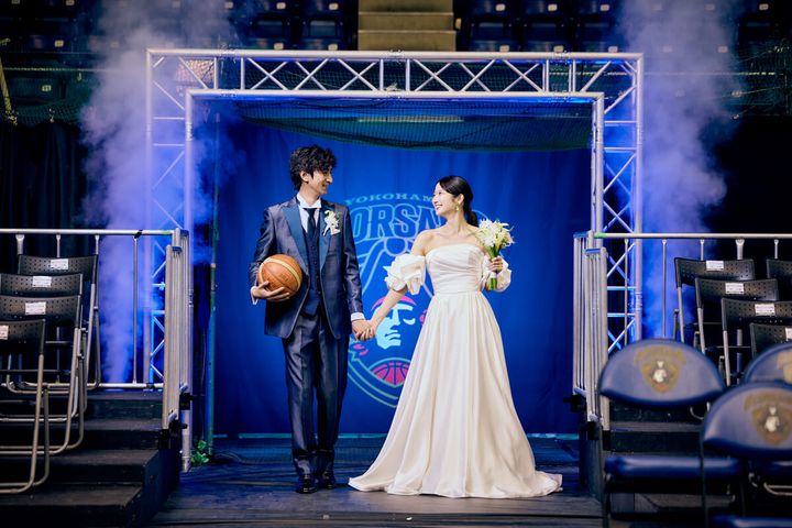 選手入場ゲートから颯爽と現れるおふたり