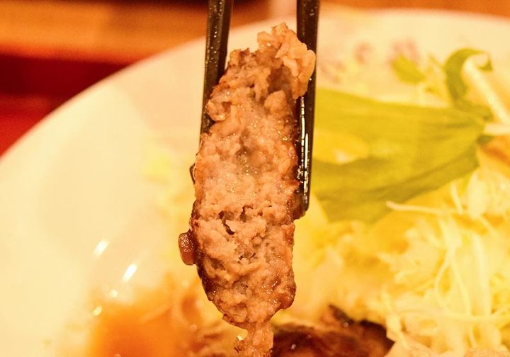 ハンバーグは肉の旨みがしっかり感じられ、深みのある味わい。