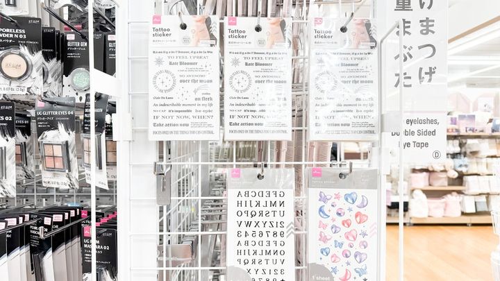 タトゥーシールは100均で売ってる？【セリア・ダイソー】使い方も解説