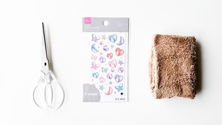 タトゥーシールは100均で売ってる？【セリア・ダイソー】使い方も解説