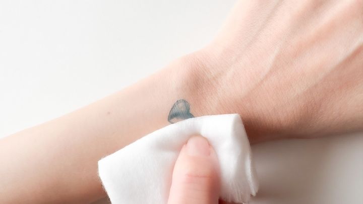 タトゥーシールは100均で売ってる？【セリア・ダイソー】使い方も解説