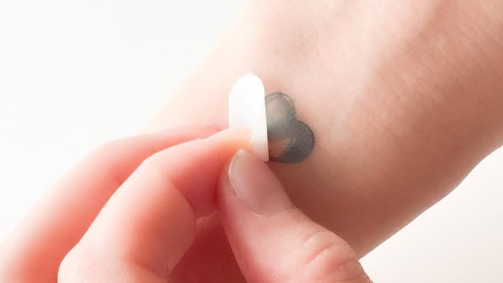 タトゥーシールは100均で売ってる？【セリア・ダイソー】使い方も解説