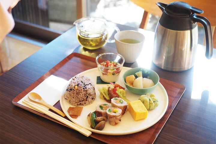 和風庭園を眺めながら抹茶しるこで一服♪ 足柄茶スイーツやワンプレートランチが楽しめる「緑茶カフェ 茶ぁぼう」