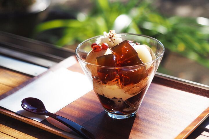 和風庭園を眺めながら抹茶しるこで一服♪ 足柄茶スイーツやワンプレートランチが楽しめる「緑茶カフェ 茶ぁぼう」