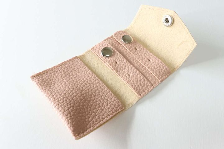 セリアのアクセサリー用持ち運びケースの内側