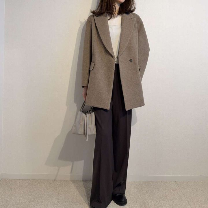 Curensologyウールボンディングジャケットとブラウンパンツコーデ