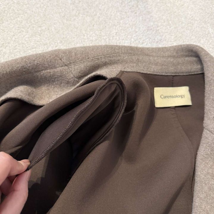 Curensologyウールボンディングジャケットの肩パッド部分