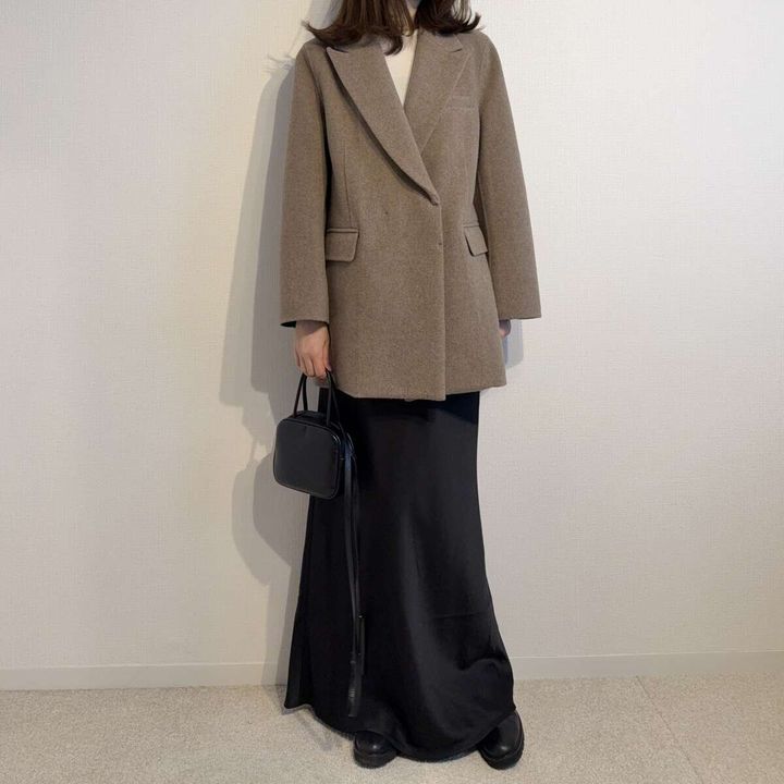 Curensologyウールボンディングジャケットとサテンスカートコーデ