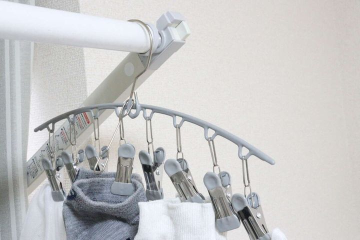 ダイソーのマルチクリップハンガー（クリップ8個）で小物を干す