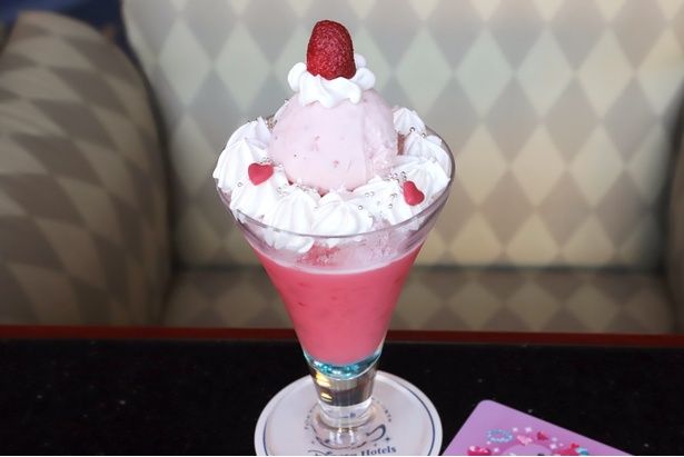 ポップでキュートなミニーマウスの世界観が表現された、「ハイピリオン・ラウンジ」のスペシャルドリンク