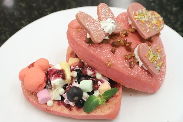 ピンク色の“ミッキーマカロン”も！たっぷり入ったブルーベリーも美味