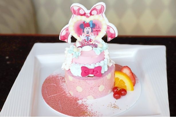 リボンやドットなどのモチーフでキュートに飾られた「チェリーとチーズのケーキ」。一番上の砂糖菓子をよく見ると、ミニーマウスの背後にシンデレラ城とドット柄のカーペットが！