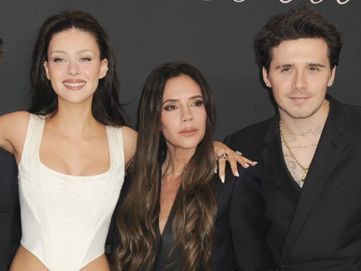 ブルックリン・ベッカム＆ニコラ・ペルツ、確執中の母ヴィクトリア・ベッカム叙勲の裏でラブラブ姿をシェア （C）AFLO width=