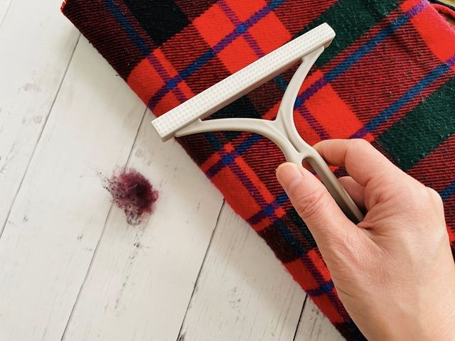 ダイソーのT字リントブラシ 毛玉をとる