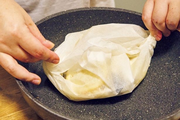 クッキングシートの端をねじり、具材を包み込む (C)今井 真実／KADOKAWA
