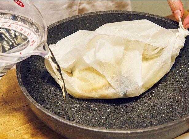 ぴったりとふたをして強めの中火で10分蒸す (C)今井 真実／KADOKAWA