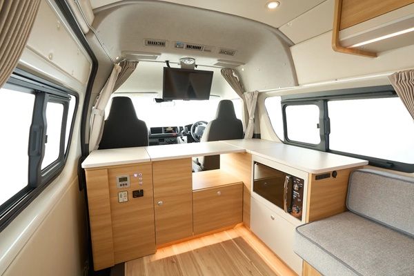 【千葉県千葉市】キャンピングカー「Lino Premium」とソファブランド「blocco」のコラボモデルが登場