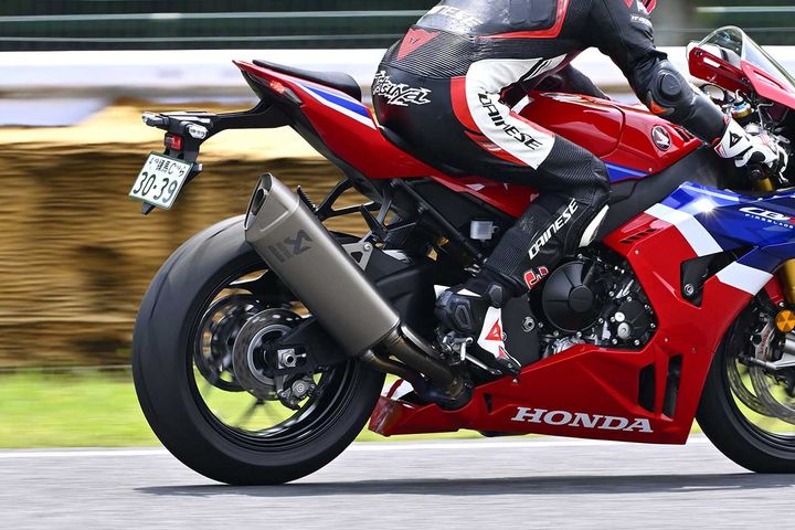 リアは進入ブレーキからを練習しよう！ リアから先にかけ始めるとピッチングを抑制して安定させられる 