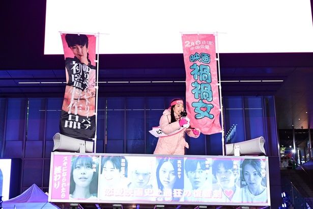 【写真を見る】「禍禍女カー」に乗ったゆりやんレトリィバァ監督が、夜の歌舞伎町で15分以上の大熱弁！