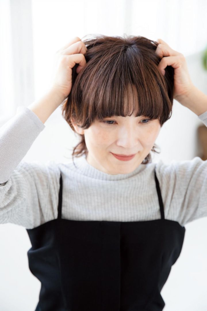 自然な動きを出すには、ハンドドライ後にトリートメントフォームを中間から毛先にもみ込むようにつける。あとは自然乾燥させるだけでOK。