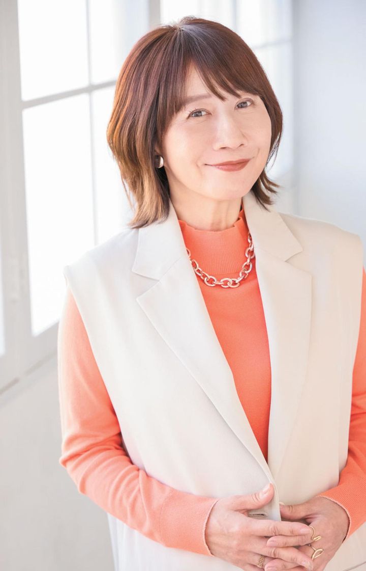 ニット（カーディガンとセット）8789円、ベスト3万800円／ともにドゥクラッセ<br>ネックレス1万6500円、イヤリング3150円／ともにアビステ