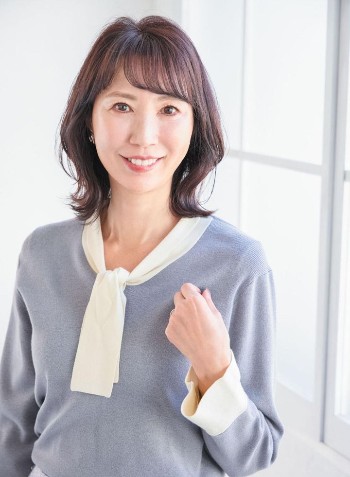 ニット1万6360円／ドゥクラッセ<br>イヤリング5460円／アビステ