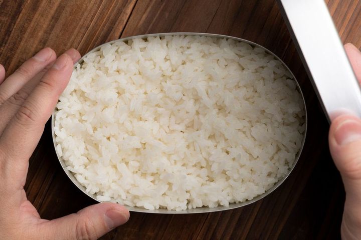 お弁当箱に敷き詰められた白米