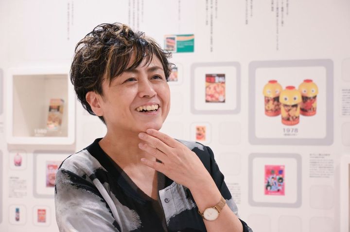 インタビューに応じる丸山さん。