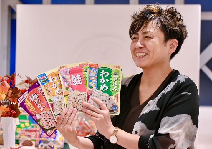 「混ぜ込みわかめ」シリーズを手に持つ丸山さん