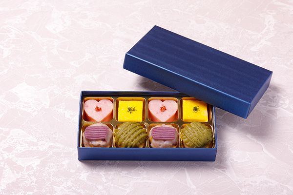 魚万商店のバレンタイン限定「トリュフチョコみたいなさつま揚げ」販売中。小箱におさまった色とりどりの一口さつま揚げ