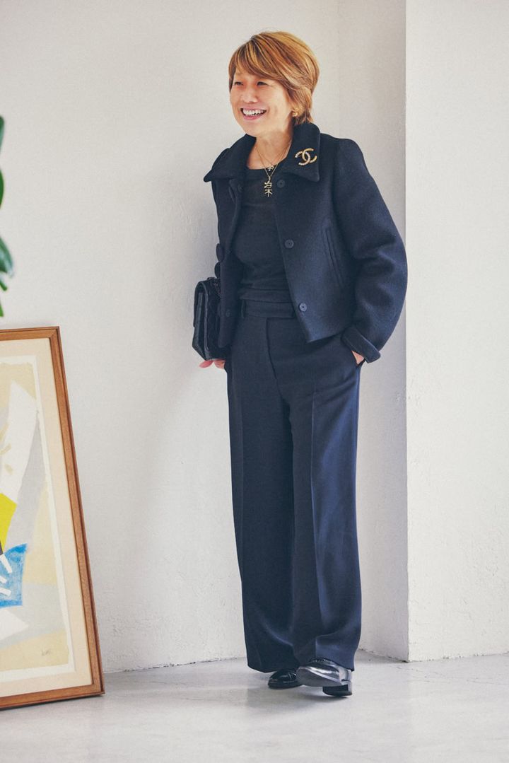 アウター、パンツ／ともにヌメロヴェントゥーノ、ニット／カオス、靴／ルイヴィトン、バッグ、ブローチ／ともにシャネル、ピアス／ディオール、リング、ネックレス／ともにShigetajewelry（すべて私物）