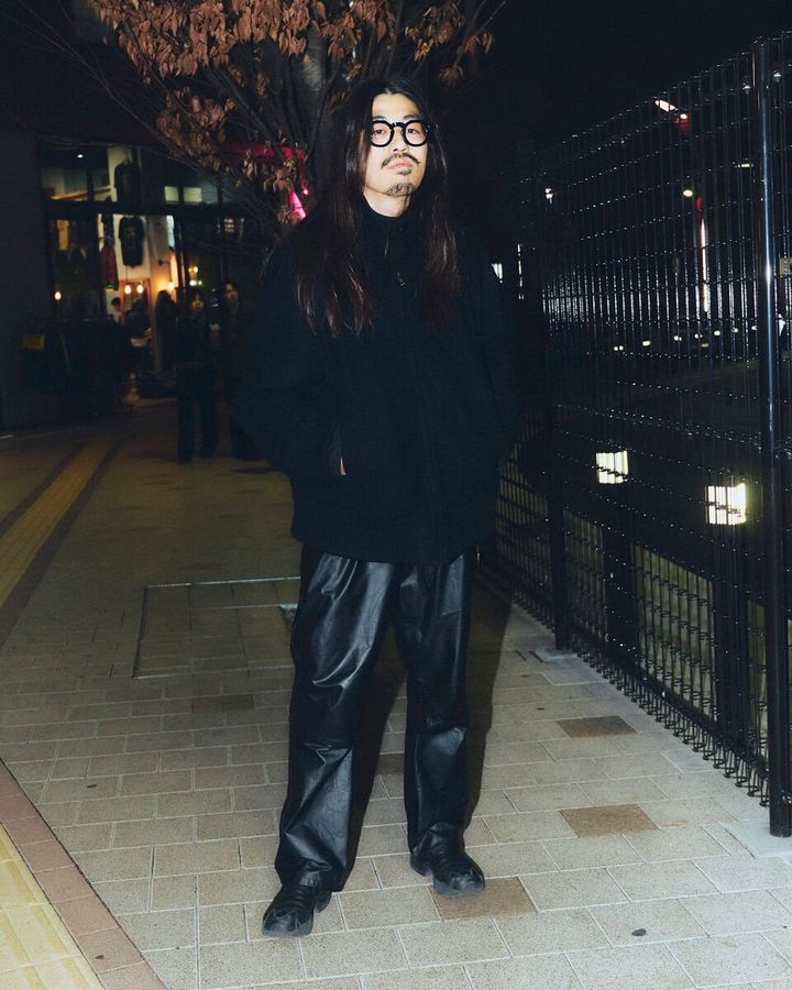 【スナップ】全身オールブラック…ただしすべて素材違いで立体感を演出