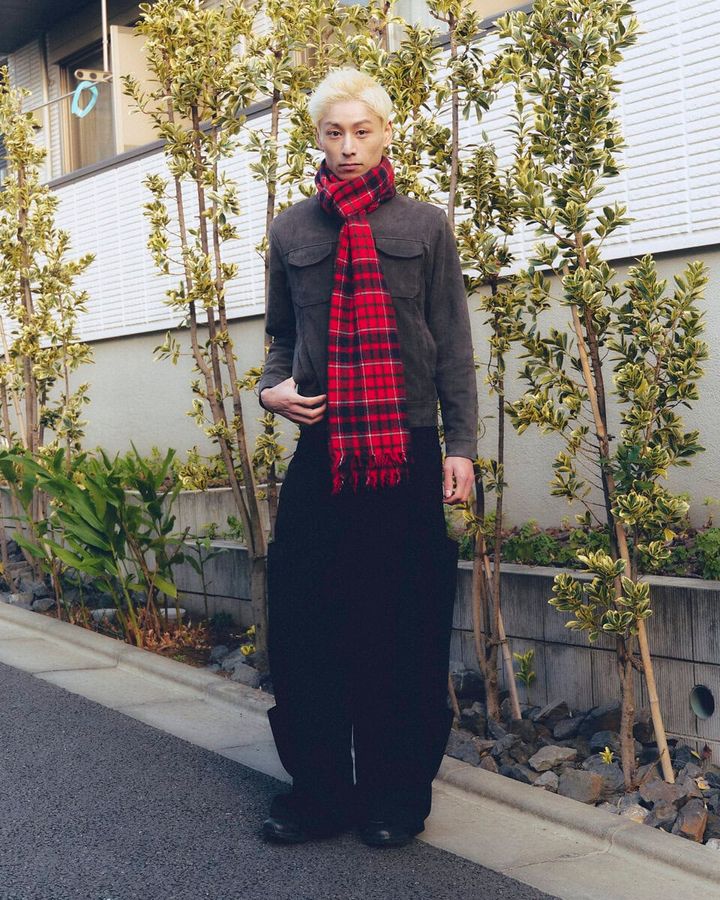 【スナップ】マフラーが“紅一点”ひと際目を引く小物づかいのお手本コーデ