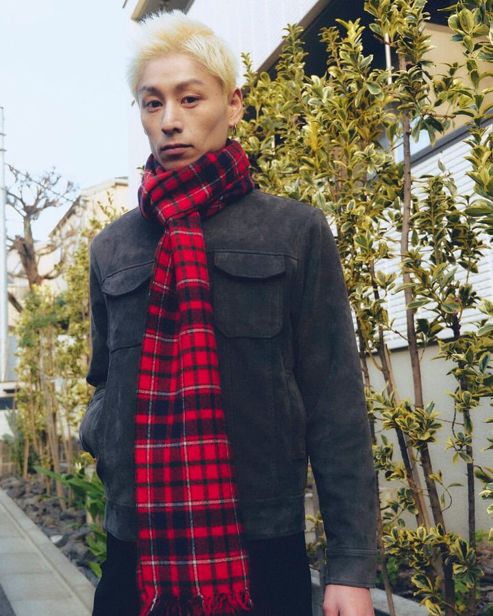 【スナップ】マフラーが“紅一点”ひと際目を引く小物づかいのお手本コーデ