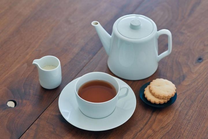 ミルクティーが定番。「ウエスト」のバタークッキーなどで軽めに。