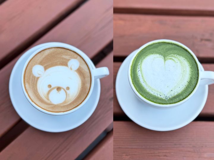 （左から）「カフェラテ」、「抹茶ラテ」561円