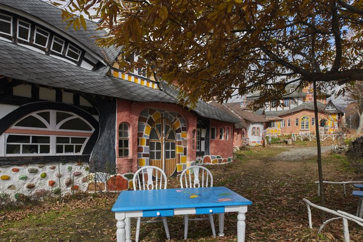 外のテーブルやベンチは自由に座ってOK。夏は木陰が気持ちいい場所