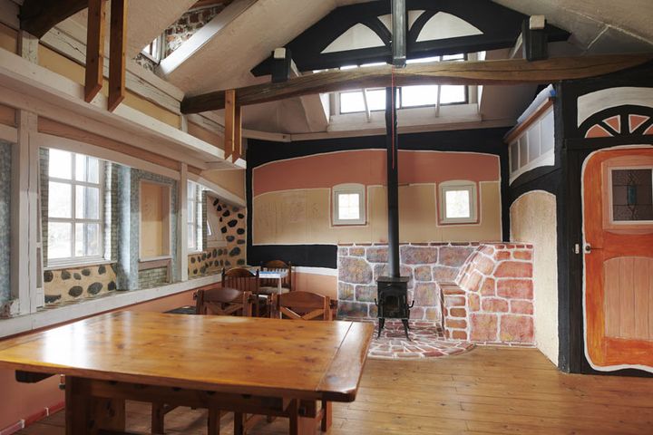 暖炉のある2階は天井が高めで開放感も。暖かい季節にはテラスにも出られる