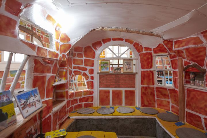 オレンジのタイルカラーが温かい空間。絵本もたくさん