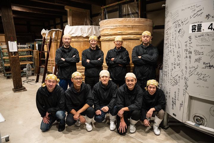 コミュニケーションをとりながら共同作業を進めていく面々