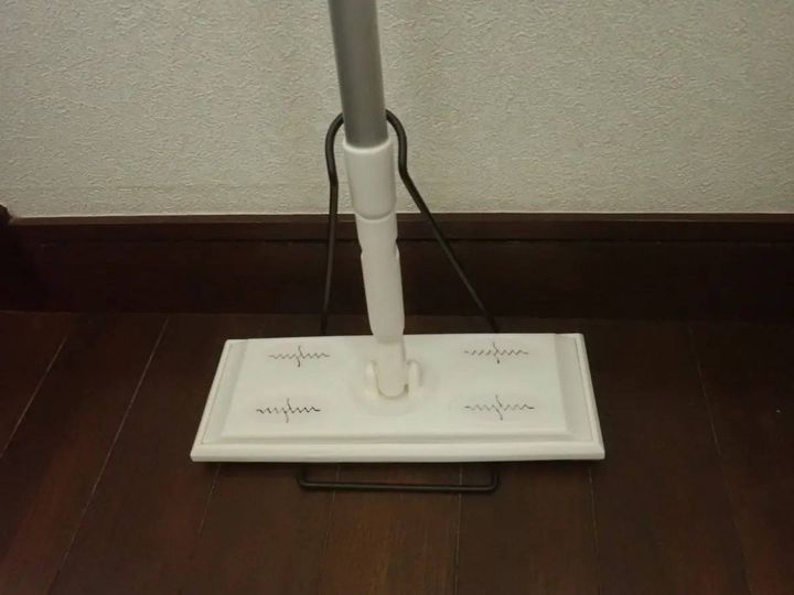 DAISO(ダイソー)：フローリングワイパースタンド