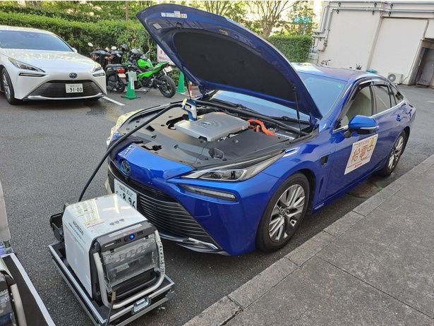 水素燃料電池車から電気を取り出し、会場の暖房などに活用。災害時の非常用電源としても期待されている