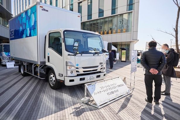 水素で走るFC小型トラック。物流の未来を担う“はたらく車”を間近で見学できる