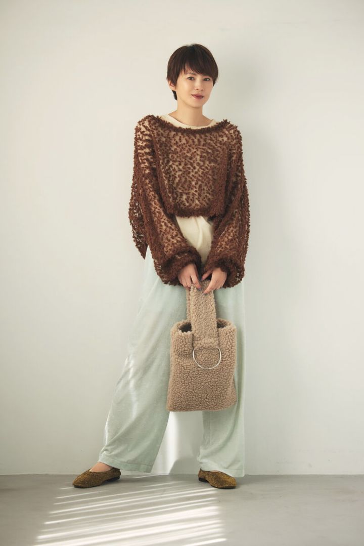 黄み系コーデでブラウンの凹凸感を引き立てる