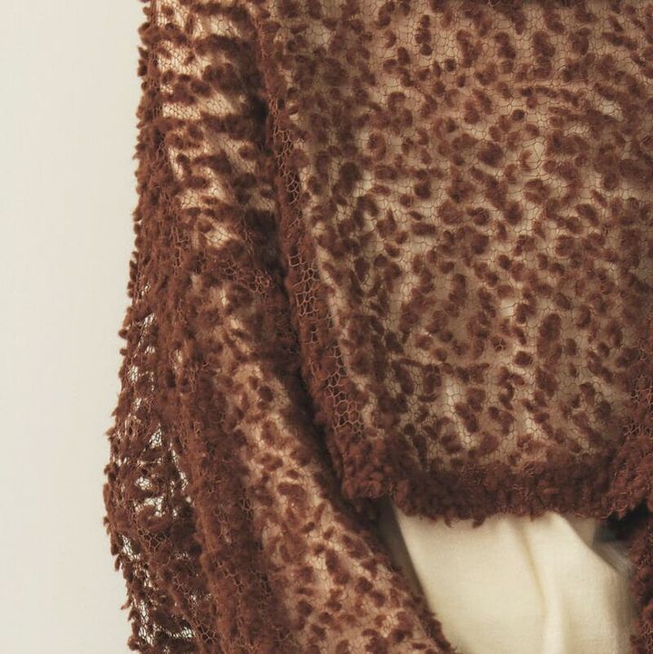 ミルクチョコレートのような色みのブラウンニットで華やぎを。