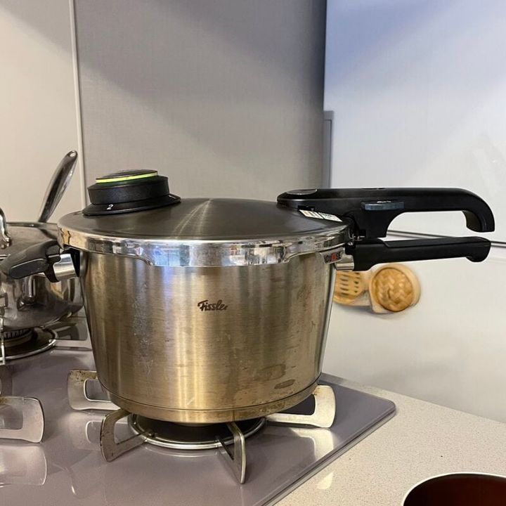 まずは大豆の仕込みから