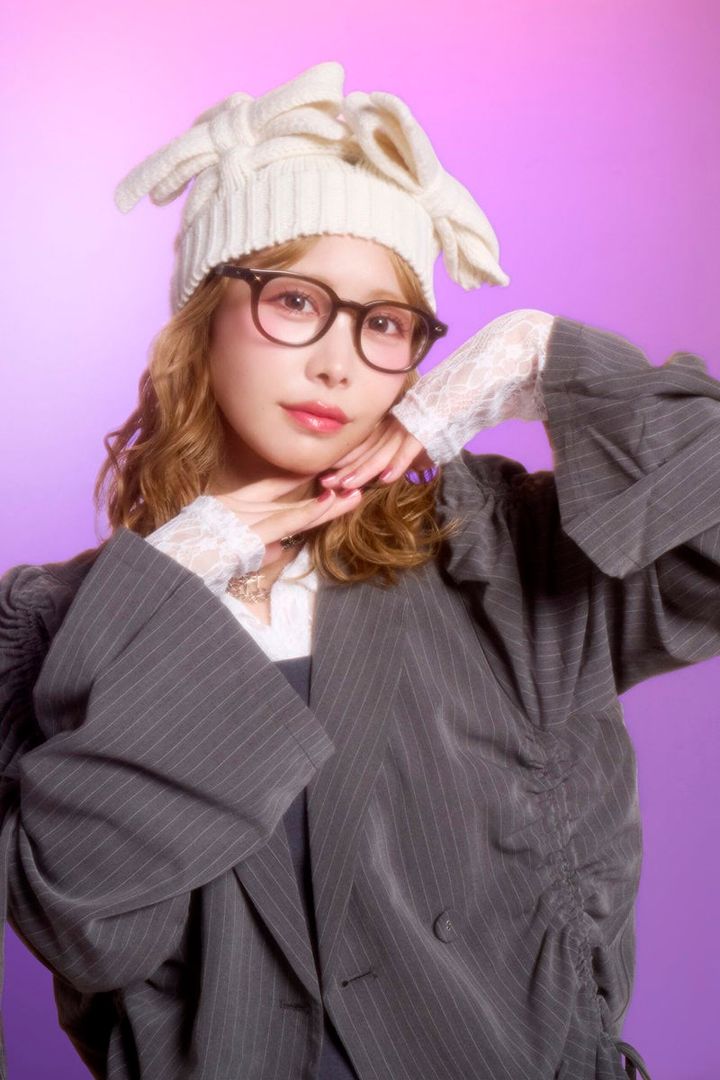 黒でもブラウンでもない、お洒落なニュアンスを仕込むオリーブカラー。どんな表情にもスッと溶け込み、目元の存在感を引き立てる万能な一本。