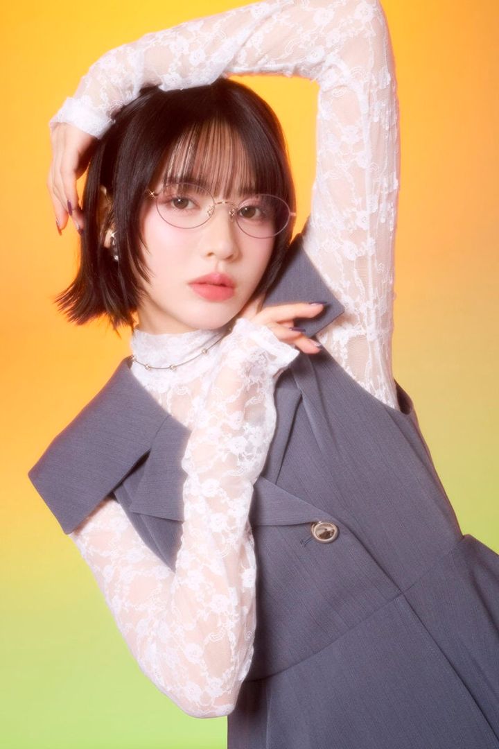 トレンドのオーバルは、華奢なフレームで儚げに。ふんわり甘いブラウンカラーで、メガネ初心者でも取り入れやすい「愛され顔」が完成する。