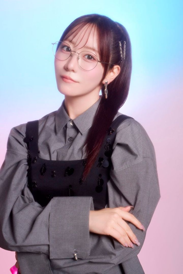 温もりのある絶妙なシルバーが、目元に柔らかな輝きを。おめかししたい日も、個性を出したい日も。どんなシーンにも寄り添ってくれる。